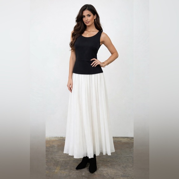 Moon River Dresses & Skirts - Moon River for | Urban Outfitters | NWT | Black & Ivory Tulle Pleated Midi Dress